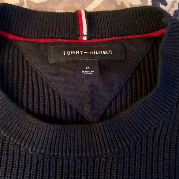 Tommy Hilfiger Designer Sweater. Very stylish! Item is brand new and never worn - Picture 4 of 4